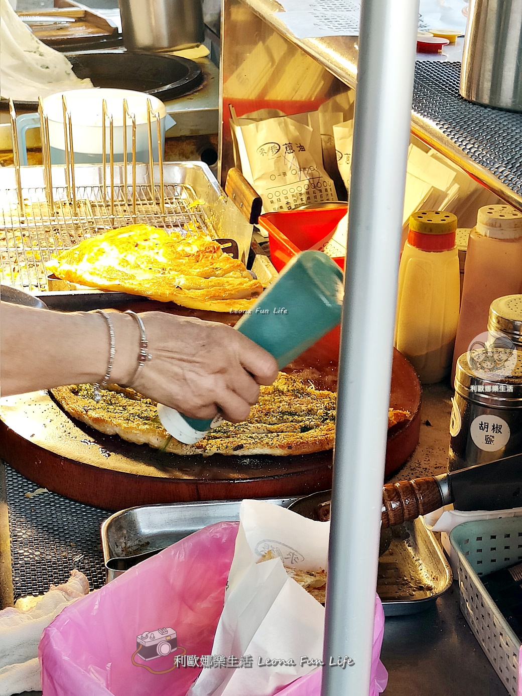 台中太平下午茶|來一張蔥油餅：中興路排隊點心！現揉現煎的酥脆口感，十三種風味任你搭