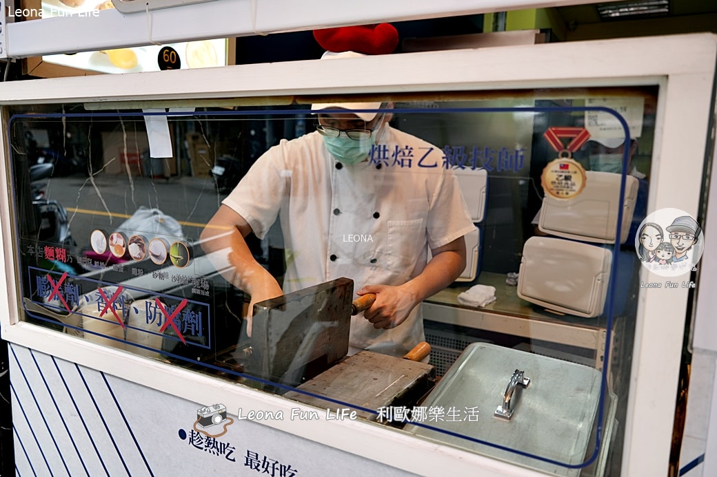 台中永興街美食|滾滾燒雞蛋糕-超萌手工小雞帽老闆，大推爆漿珍奶內餡！