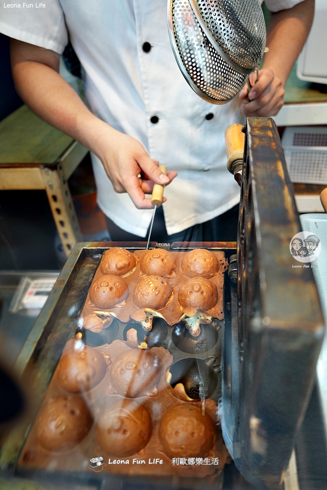 台中永興街美食|滾滾燒雞蛋糕-超萌手工小雞帽老闆，大推爆漿珍奶內餡！