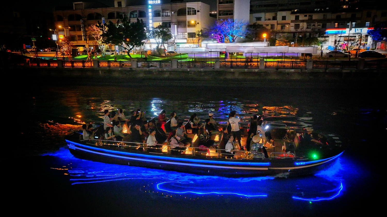 台南運河百年慶｜府城遊船記：超酷「低頭過橋」體驗！光影藝術、水上音樂祭全攻略