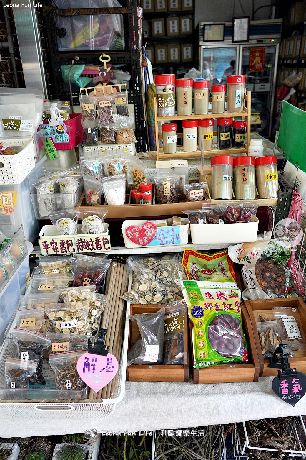 台中舊城區散策｜中區商圈城市生活漫遊：綠川歷史古橋、青草街涼茶、異國超市爆買，再走進必比登名店玩手作越南春捲！